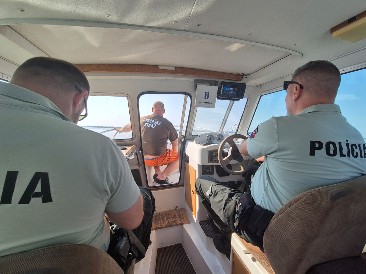 Nedeľné dopoludnie v policajnom člne