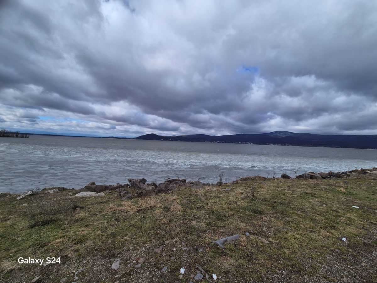 Hrádza Lúčky ešte s pozostatkom zimy