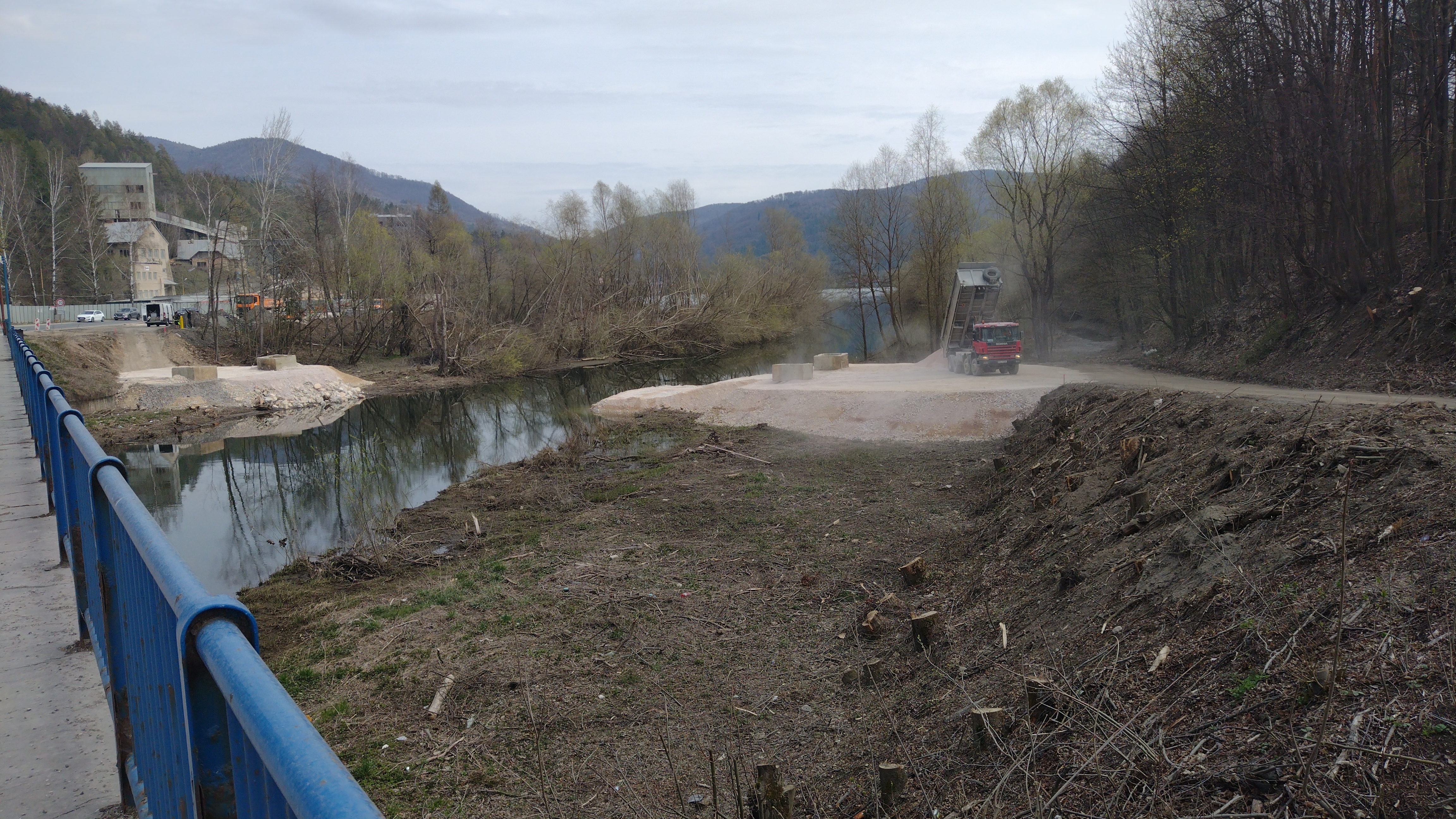 Práce pokračujú a možno sa to podarí bez drastického zníženia hladiny ohrozujúceho nakladené ikry