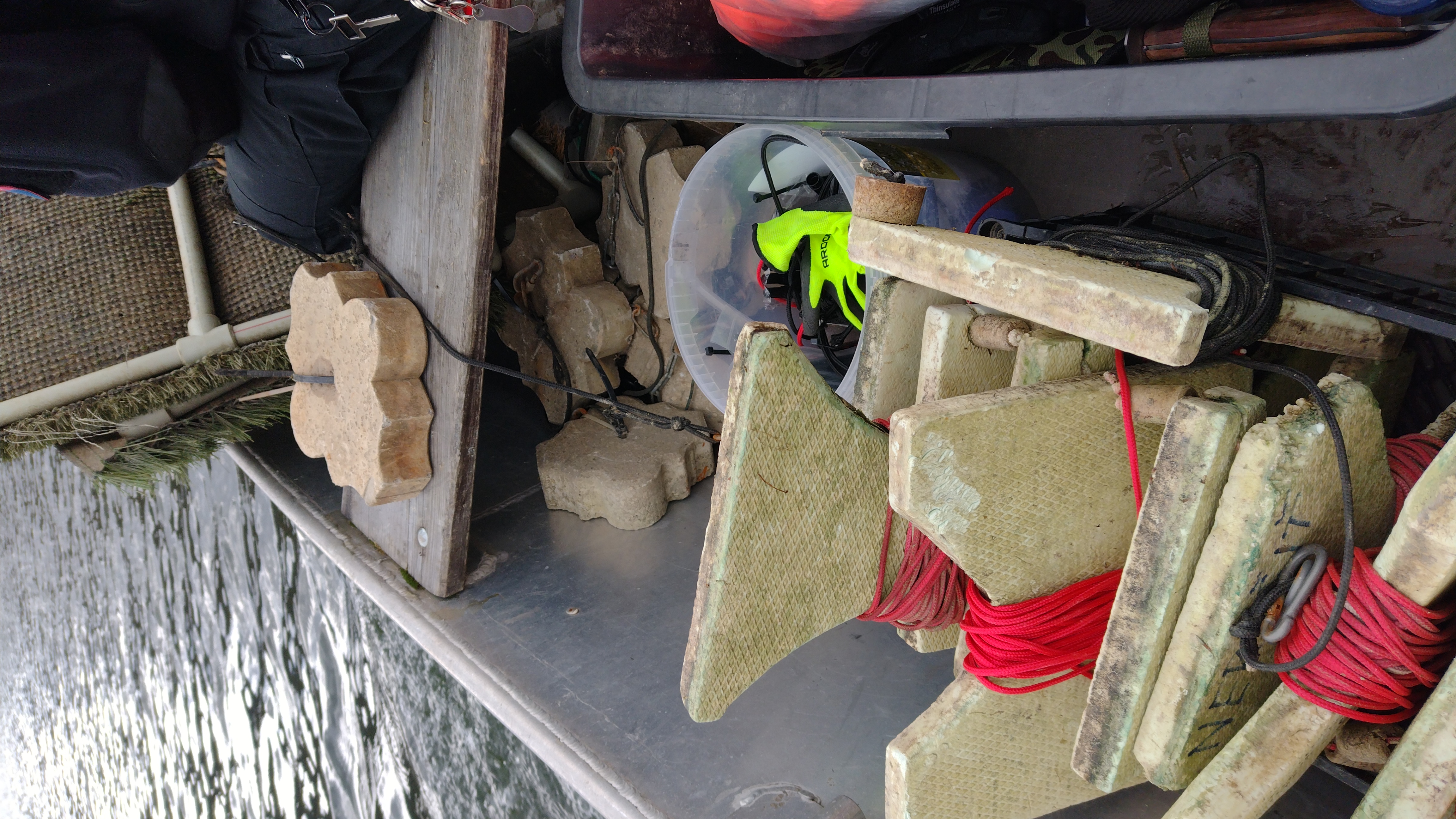 Na záberoch máme závažia na udržanie hniezd na potrebnom mieste a H bójky na označenie na hladine s nápisom NERUŚIŤh