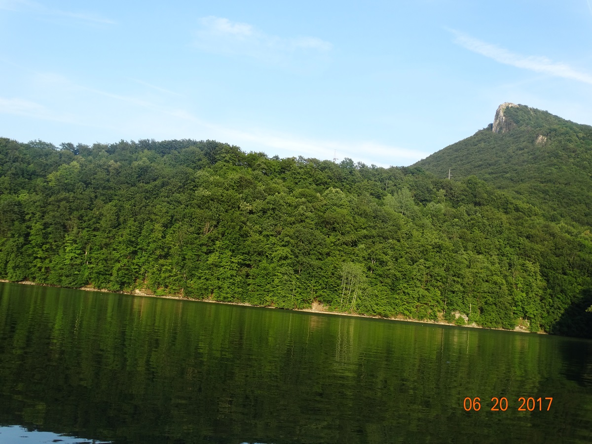 VN Ružín v pozadí vrch Sivec