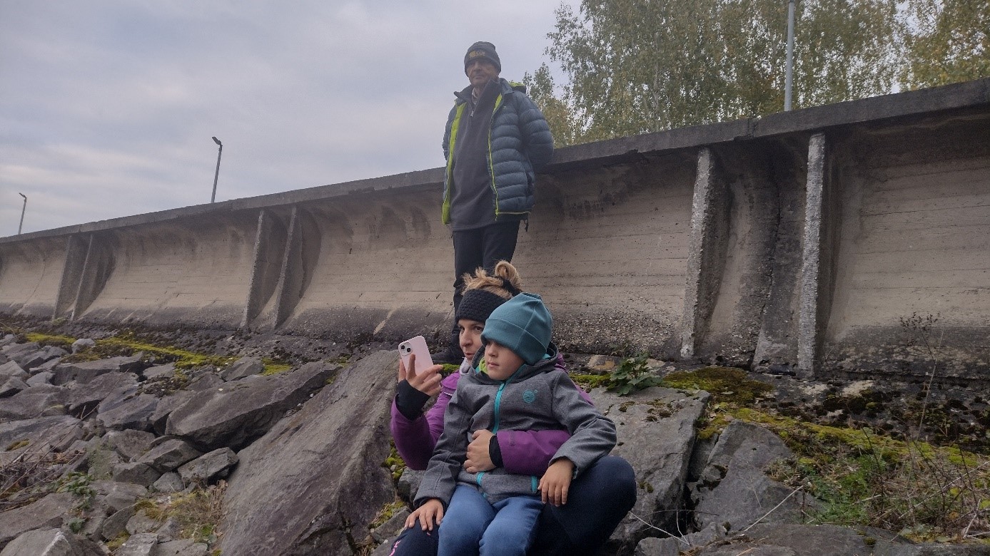 Aj malý rybár bol zvedavý ako sa rybky dostanú do vody, aby ich mohol s mamkou a dedkom chytať 