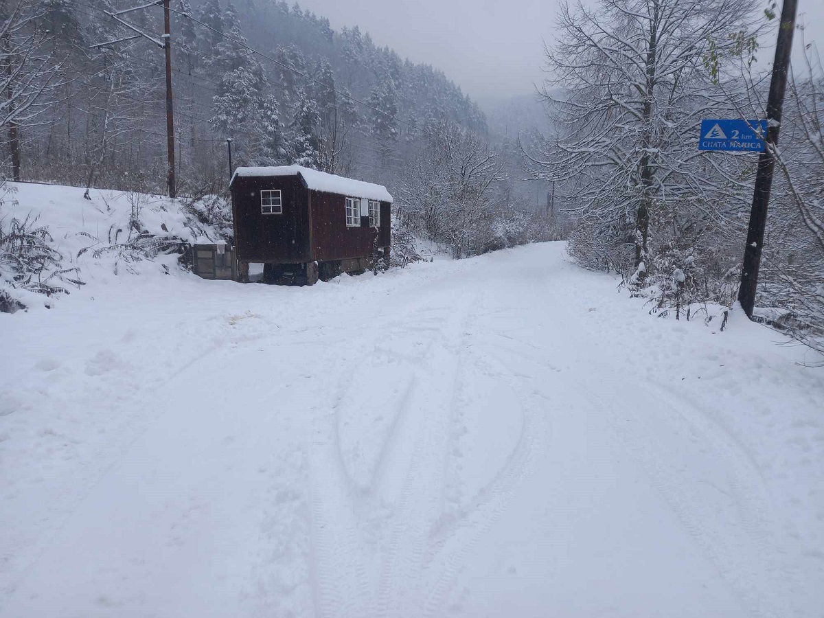 Prístupové cesty okolo priehrady po snežení boli zasypané...