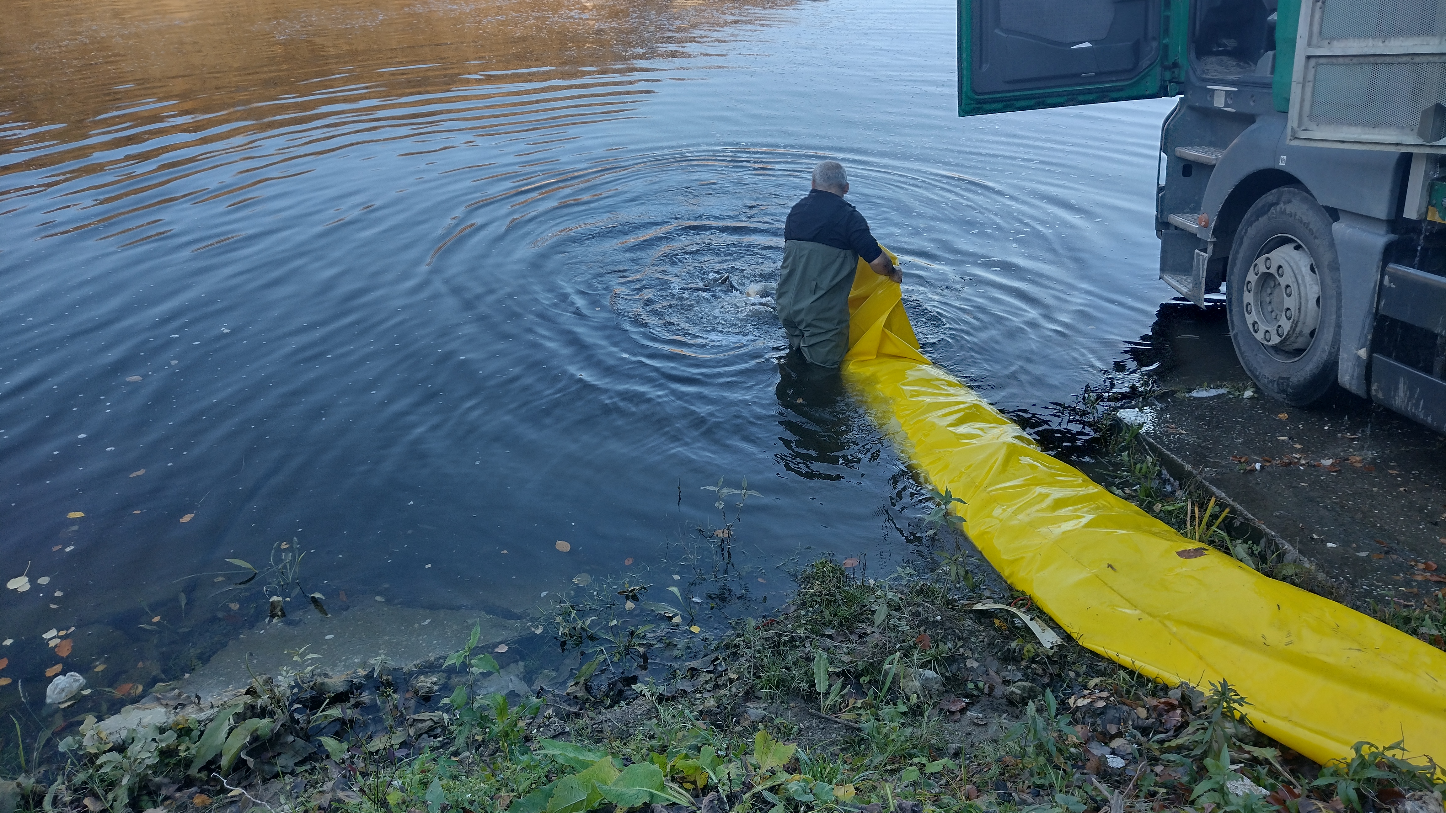 Pri vysádzaní sú nutné čižmy prsačky