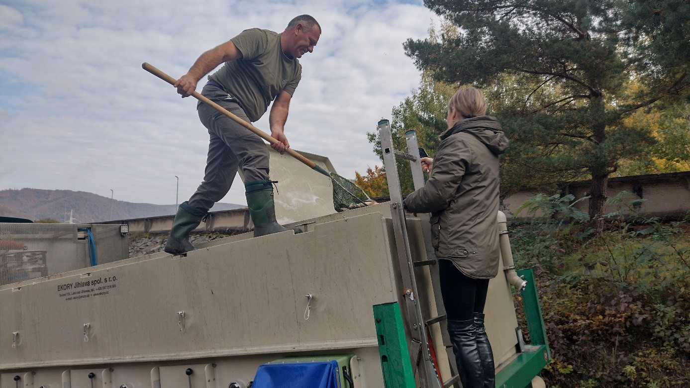 Redaktorka sa bola pozrieť aj do prepravnej nádoby na vozidle 