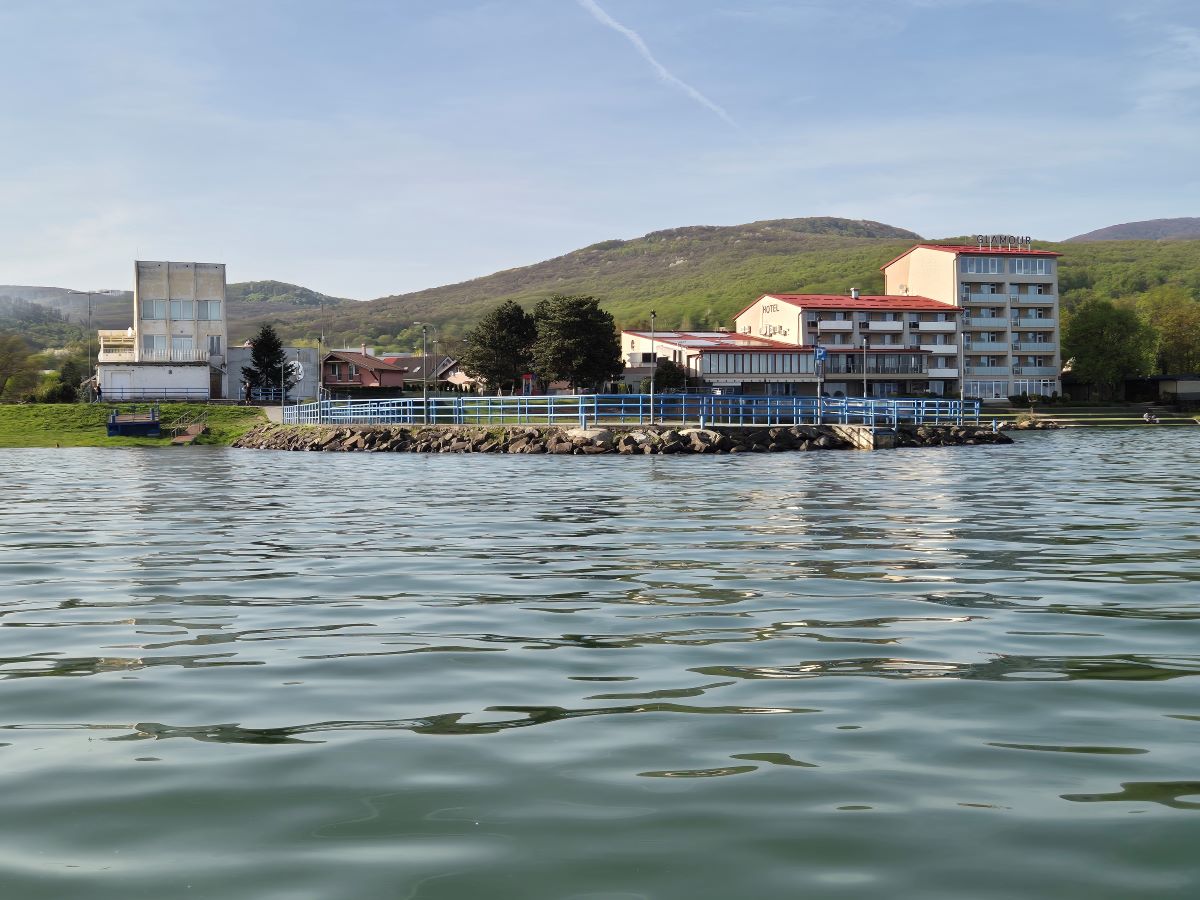 mólo v pozadí s hotelom Glamour na Kamenci