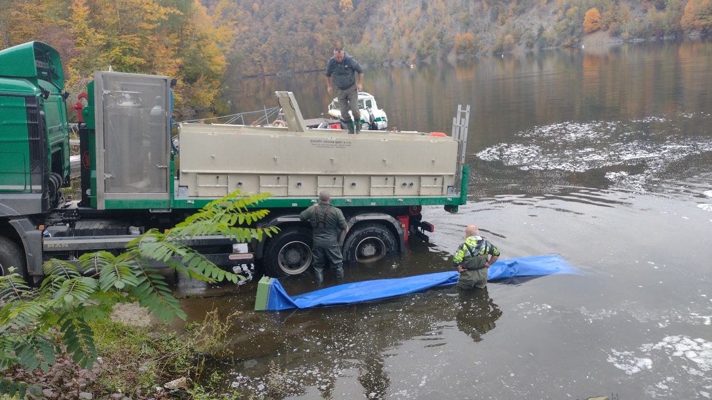 Naše autá musia byť dokonalé tesné na mazivá a pohonné hmoty aby mohli byť používané na zarybnenia. 