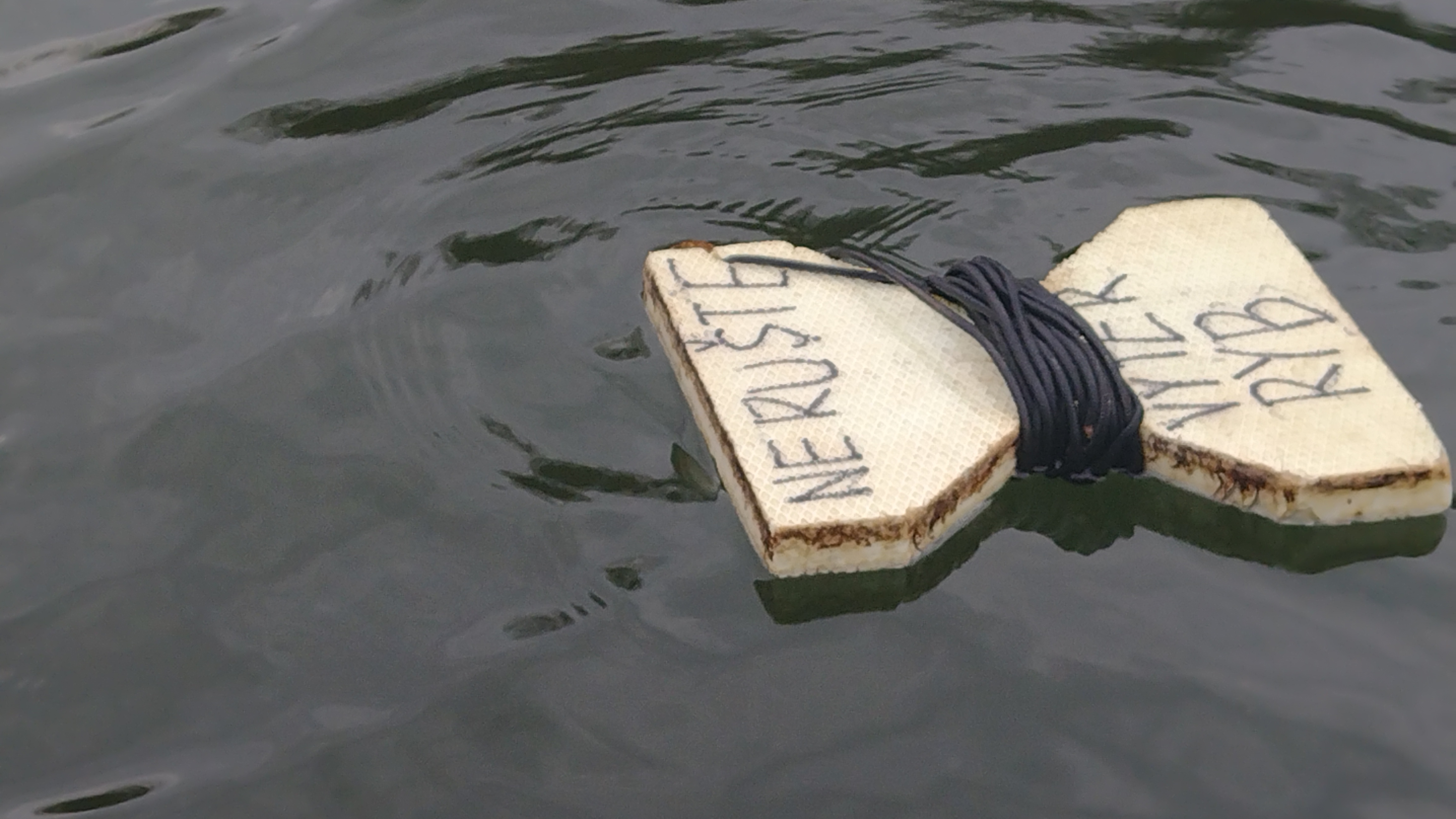 Na každej bójke je je napísaná výzva na nerušenie výteru rýb&nbsp;