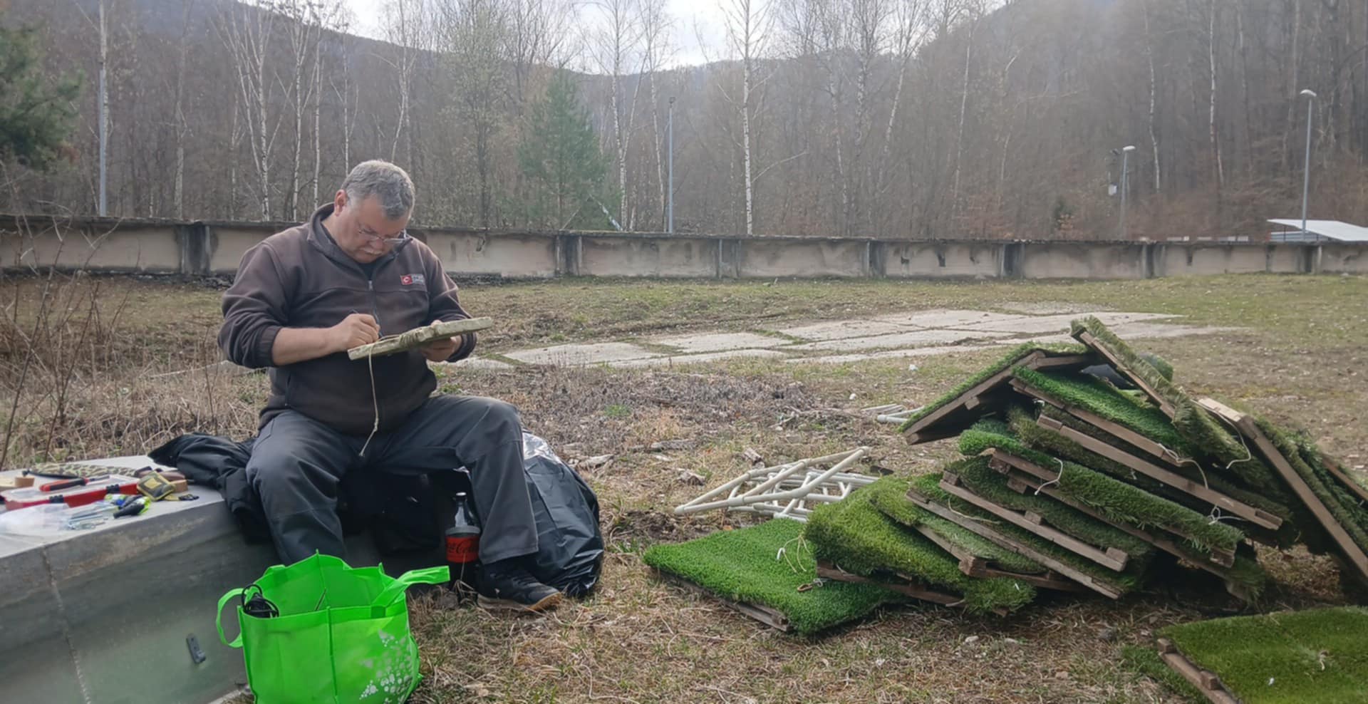 Kolega pri príprave hniezd vypisuje nápisy
