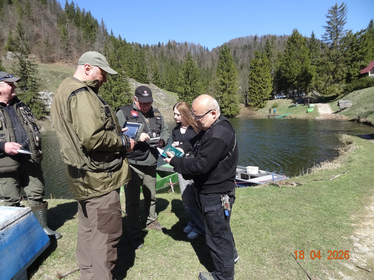 kontrolóri v akcii, počasie sa podarilo rybárom to zlepšilo náladu.
