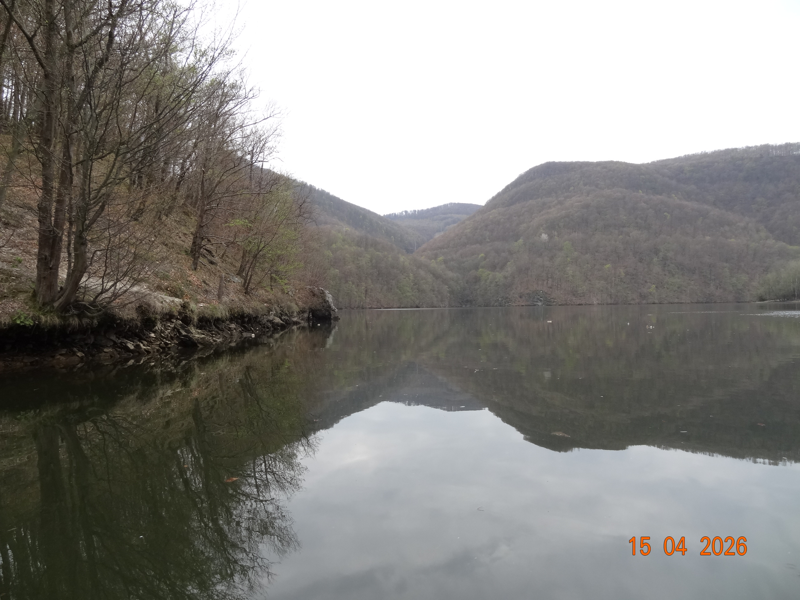 pohľad na miesta, kde sme hniezda položili. Zatiaľ sa s vodou drasticky nehýbalo v súvislosti s výstavbou mosta ponad VN Ružín.&nbsp;