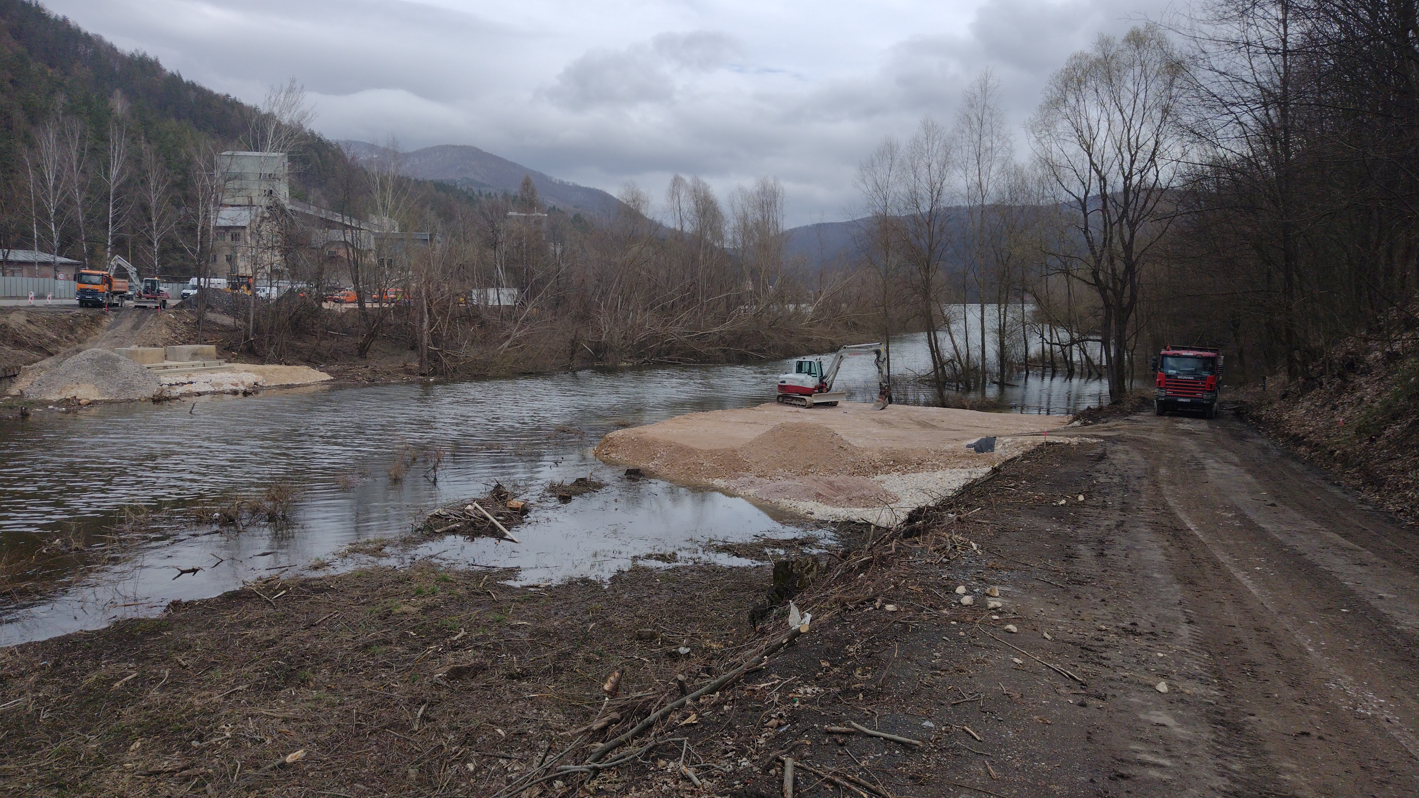 Uprostred toku rieky Hnilec vybudujú podporný pilier budúceho mosta. Zatiaľ máme plný stav vody, ale majú hladinu znížiť o tri metre najmenej. Je to nešťastné opatrenie , pretože v tomto období nám ryby idú do trenia. Výterové hniezda sú položené.