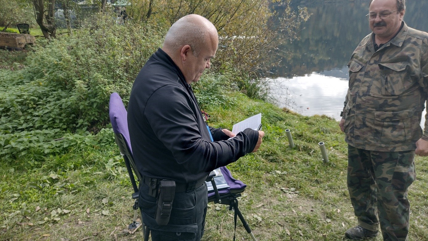úsmev kontrolovaného nasvedčuje, že je všetko v poriadku 