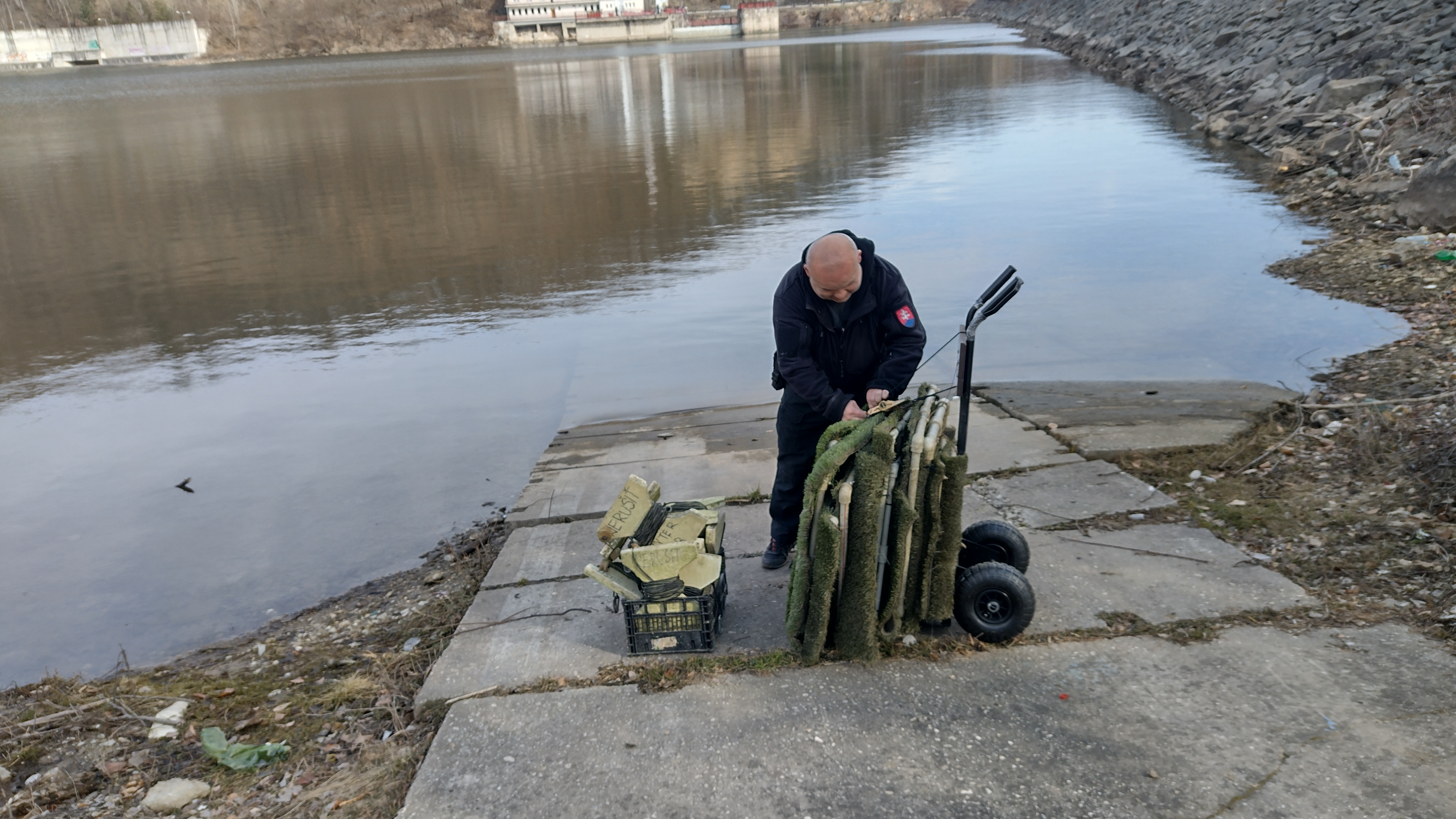 Aj v tomto roku naša skupina vytvorila a osadila hniezda na podporu prirodzeného výteru rýb. Vysadených bolo spolu 77 výterových hniezd. Z tohto množstva bolo 23 hniezd vytvorených z ihličnanov a ostatné z umelých vlákien. Použili sme umelý trávnik a podobné kefy, ako používajú kominári, len z umelej hmoty. Na našej nádrži to bude po prvý krát čo použijeme tento druh podkladu. Uvidíme ako sa osvedčí.